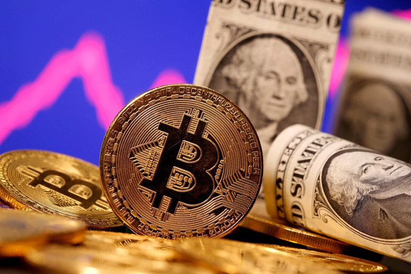 همبستگی معکوس بیت کوین (BTC) و شاخص دلار آمریکا (DXY)